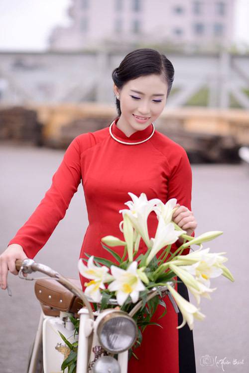 Áo dài Việt Nam phối với kiềng bạc